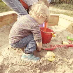 Kind im Sandkasten